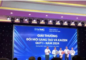 Ông Lê Quang Trung - Phó Tổng giám đốc VIMC (bìa trái) trao giải cho 3 tập thể có thành tích xuất sắc nhất về công tác Kaizen quý 1/2024