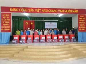 Đoàn công tác từ thiện Cảng Sài Gòn trao tặng thùng trữ nước và bình nước uống cho bà con xã Tân Điền, huyện Gò Công Đông, tỉnh Tiền Giang.