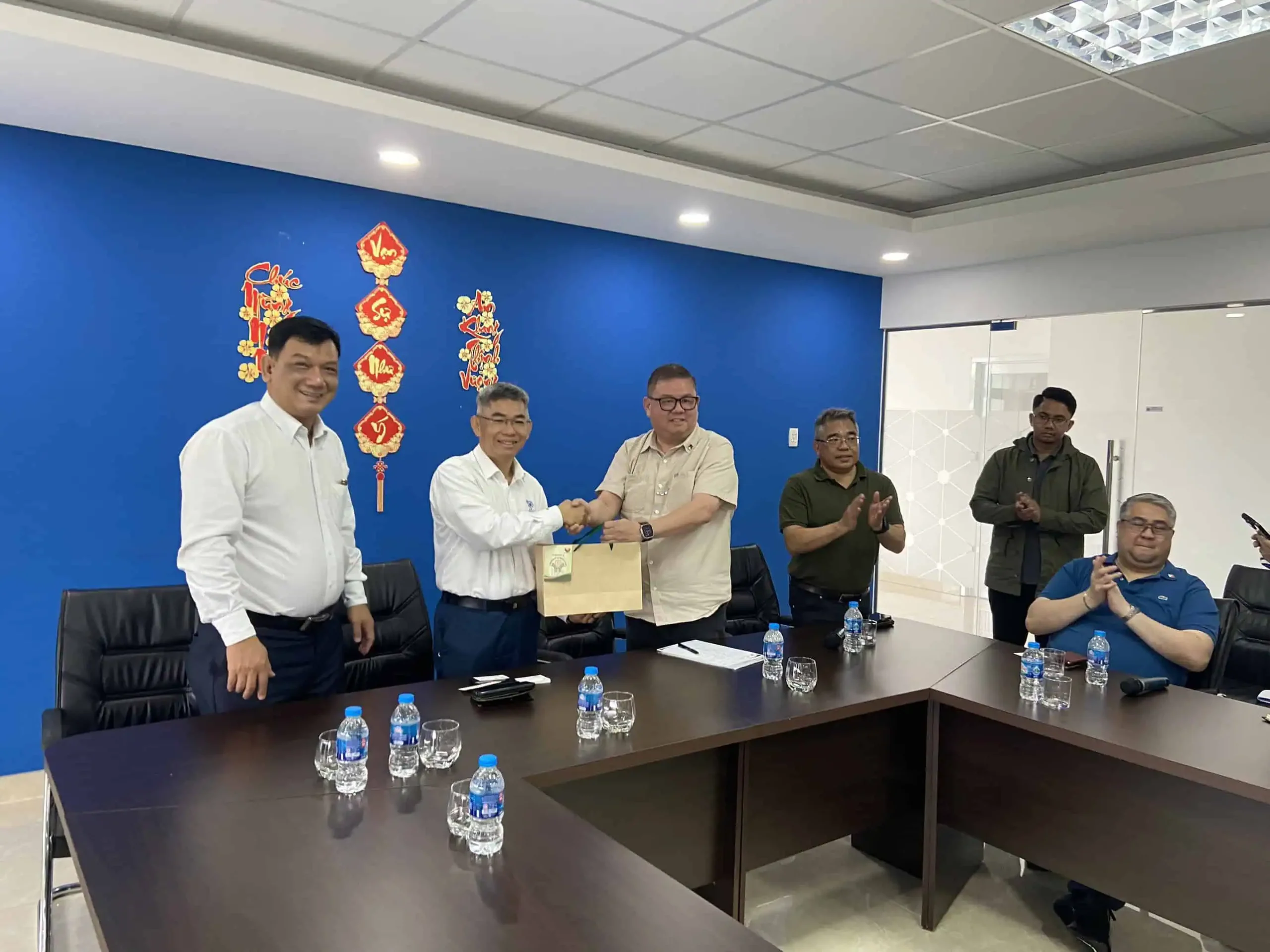 Bộ trưởng Bộ Nông nghiệp Phillipines tặng quà lưu niệm cho lãnh đạo Cảng Sài Gòn - Hiệp Phước