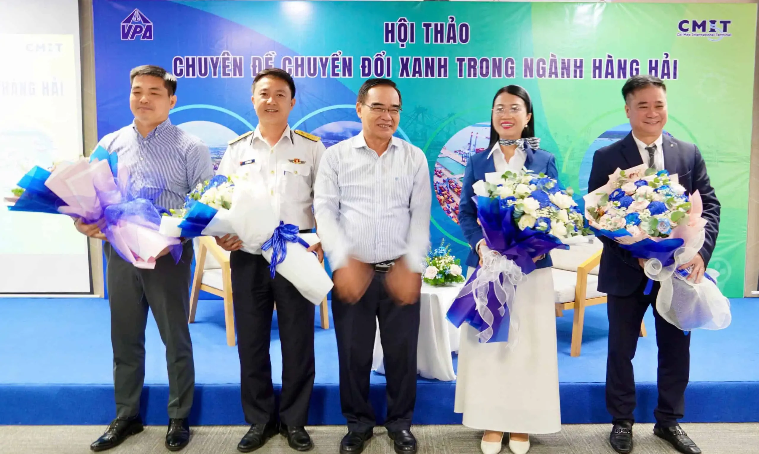 đại biểu tham dự nhận hoa