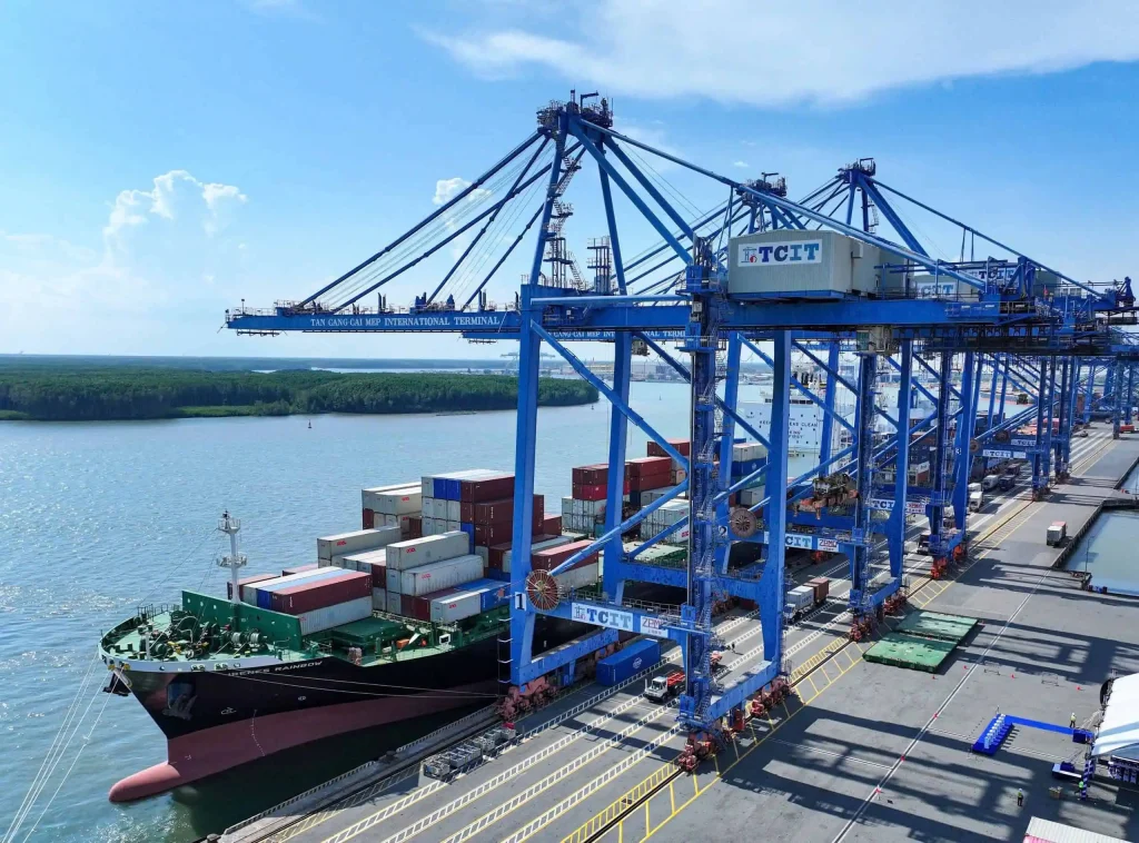 Cảng biển đón cơ hội từ chuyển dịch chuỗi cung ứng 2 Tàu IRENES RAINBOW thuộc tuyến KTX2 do hãng tàu OOCL khai thác, vừa cập cảng TCIT. Đây là tuyến kết nối Việt Nam với các thị trường trọng điểm châu Á như Thái Lan, Nhật Bản và Trung Quốc.