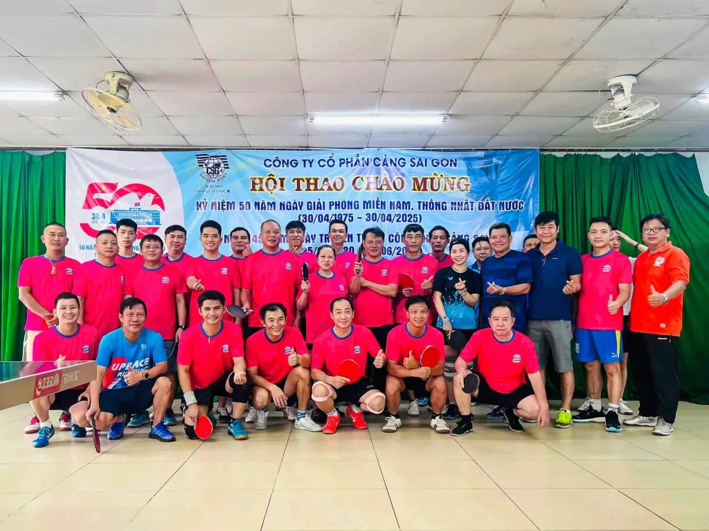 45 năm truyền thống Cảng Sài Gòn: Một chặng đường, một niềm tự hào 15 Các VĐV Cảng Sài Gòn thi đấu bóng bàn tại Hội trường Cảng Tân Thuận.