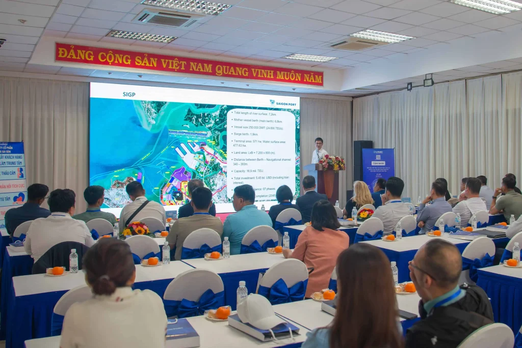 Cảng Sài Gòn thắt chặt quan hệ quốc tế tại Hội thảo ASEAN-Hoa Kỳ 4 Ông Lê Minh Cường trình bày về Dự án Cảng trung chuyển quốc tế Cần Giờ.