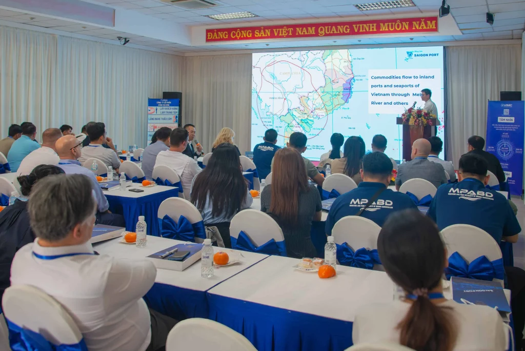 Cảng Sài Gòn thắt chặt quan hệ quốc tế tại Hội thảo ASEAN-Hoa Kỳ 5 Đại diện Cảng Sài Gòn tiếp tục phát biểu về cách cảng tiếp nhận và vận chuyển hàng hóa từ sông Mê Kông hoặc các sông, kênh nội địa khác đến các tuyến vận tải biển xa.