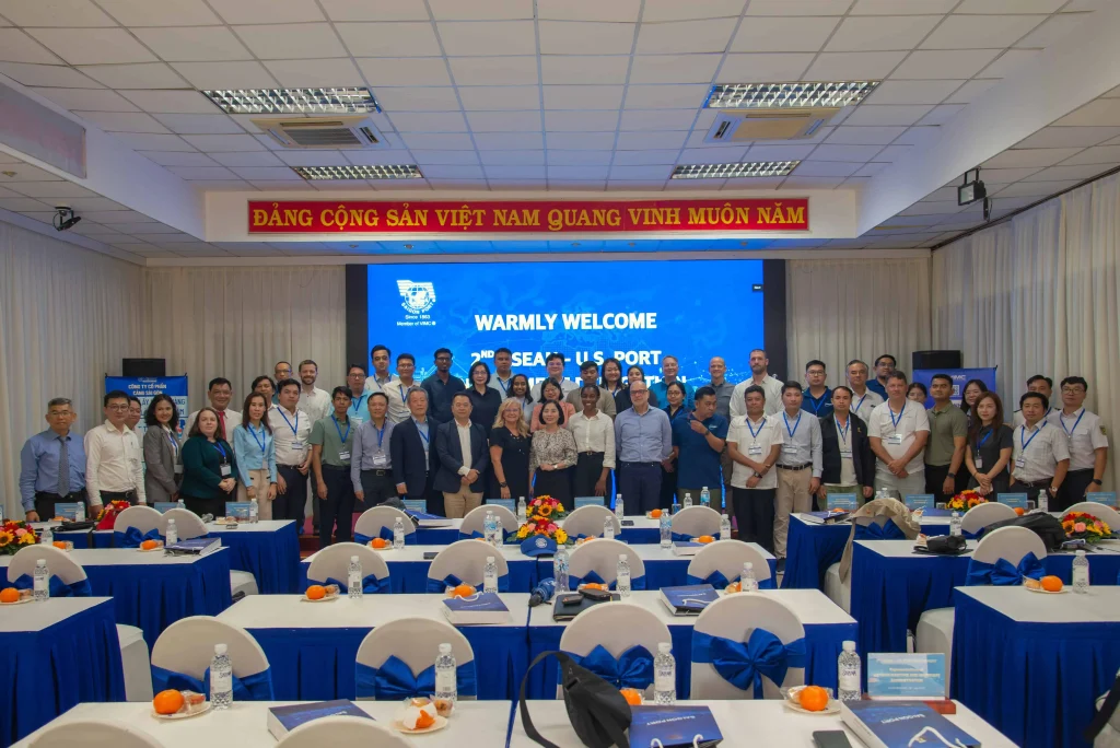 Cảng Sài Gòn thắt chặt quan hệ quốc tế tại Hội thảo ASEAN-Hoa Kỳ 8 Đoàn đại biểu chụp hình lưu niệm trong chương trình thăm và làm việc tại Cảng Sài Gòn ngày 22/7/2025.