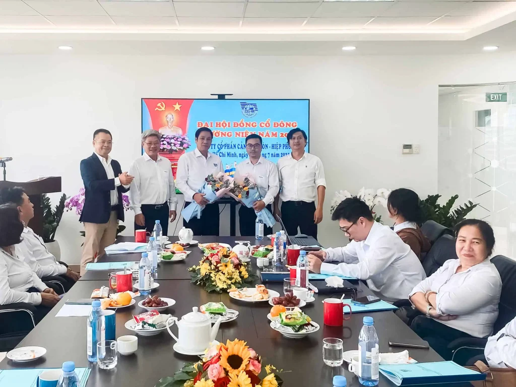 Cảng Sài Gòn - Hiệp Phước tổ chức thành công Đại hội đồng cổ đông thường niên năm 2025 3 Ông Nguyễn Văn Phương – TV HĐQT Cảng Sài Gòn (áo trắng thứ 2 từ trái qua), Ông Nguyễn Lê Chơn Tâm – Tổng giám đốc Cảng Sài Gòn, kiêm Chủ tịch Hội đồng quản trị Cảng Sài Gòn – Hiệp Phước (bìa trái) và Ông Chu Ngọc Sơn – TV Hội đồng quản trị Cảng Sài Gòn – Hiệp Phước (bìa phải) tặng hoa chúc mừng Ông Lê Đức Nghĩa – TV HĐQT nhiệm kỳ mới và tri ân Ông Lê Văn Hóa vì những đóng góp của ông trong suốt thời gian công tác.