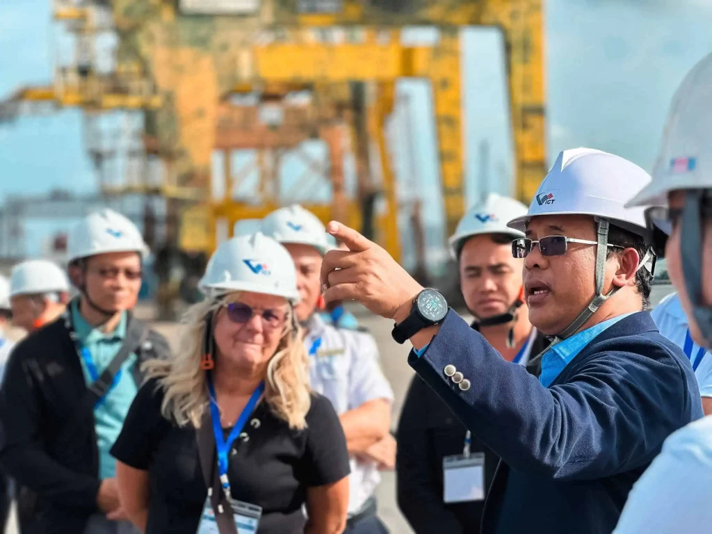Cảng Sài Gòn thắt chặt quan hệ quốc tế tại Hội thảo ASEAN-Hoa Kỳ 9 Lãnh đạo VICT chu đáo tiếp đón đoàn đại biểu quốc tế đến thăm thực địa cơ sở vật chất, bến cảng.