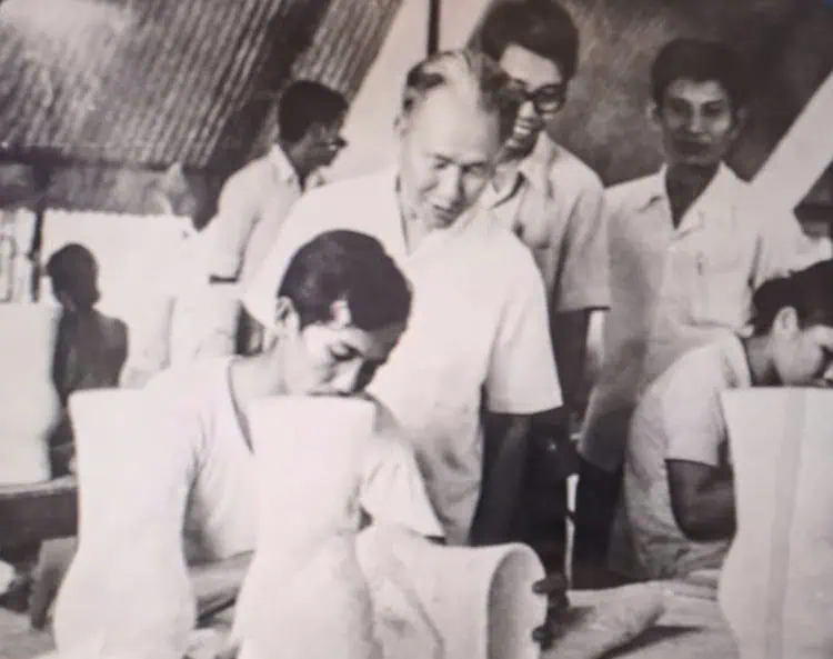 Ngắm hình ảnh chuyến tàu thống nhất đầu tiên từ cảng Hải Phòng vào cảng Sài Gòn 6 Phó thủ tướng Lê Thanh Nghị và lãnh đạo tỉnh Sông Bé thăm cơ sở gốm sứ xã Tân Đông Hiệp, huyện Dĩ An tháng 6-1980