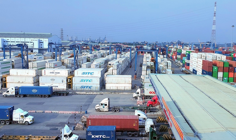 container ton dong cang bien