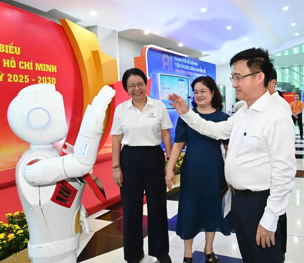 Phó Bí thư Thành ủy TPHCM Đặng Minh Thông kiểm tra khu vực điểm danh bằng công nghệ nhận diện khuôn mặt. Ảnh: VIỆT DŨNG