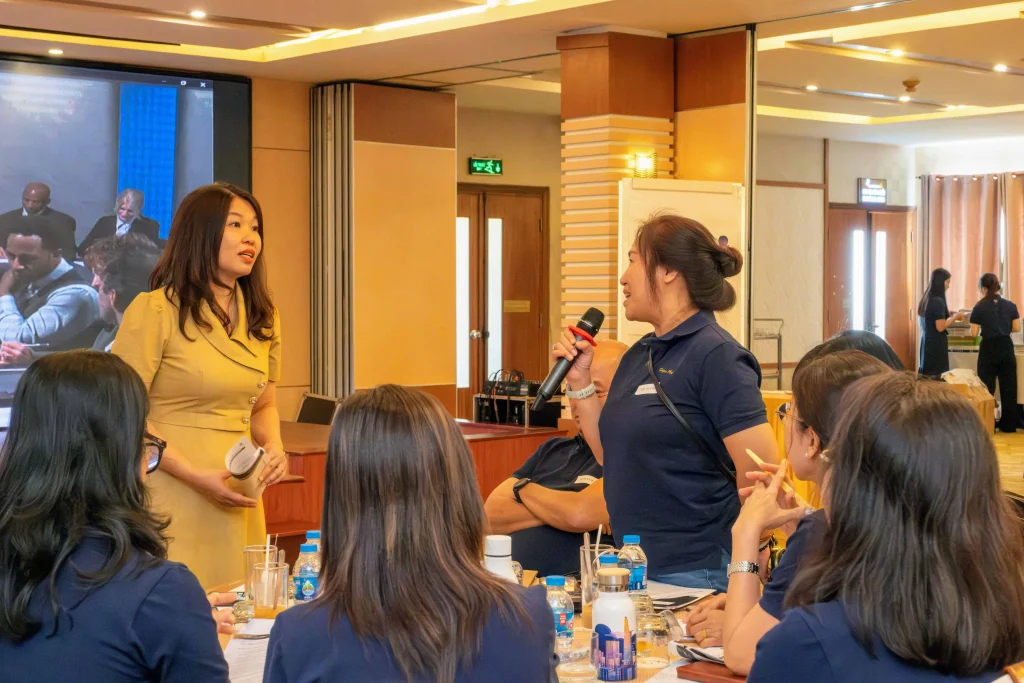 Giảng viên Nguyễn Thị Yến luôn tận tình lắng nghe và trao đổi, đồng hành cùng các học viên Cảng Sài Gòn trong suốt quá trình học tập và thảo luận.