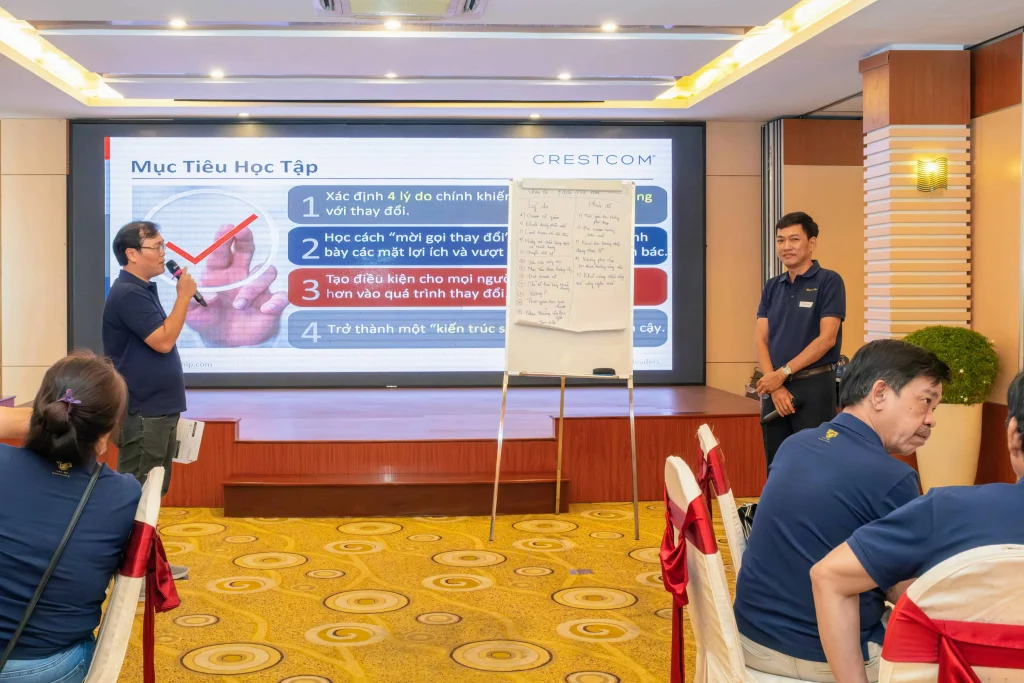 Học viên Cảng Sài Gòn trao đổi và trình bày nội dung những yếu tố cốt lõi giúp lãnh đạo vượt qua thay đổi hiệu quả.