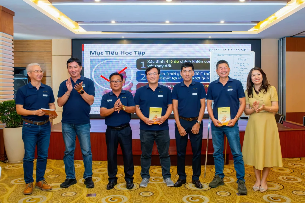 Đại diện các nhóm vui mừng nhận quà từ giảng viên sau phần trình bày xuất sắc trong hoạt động bài tập nhóm.