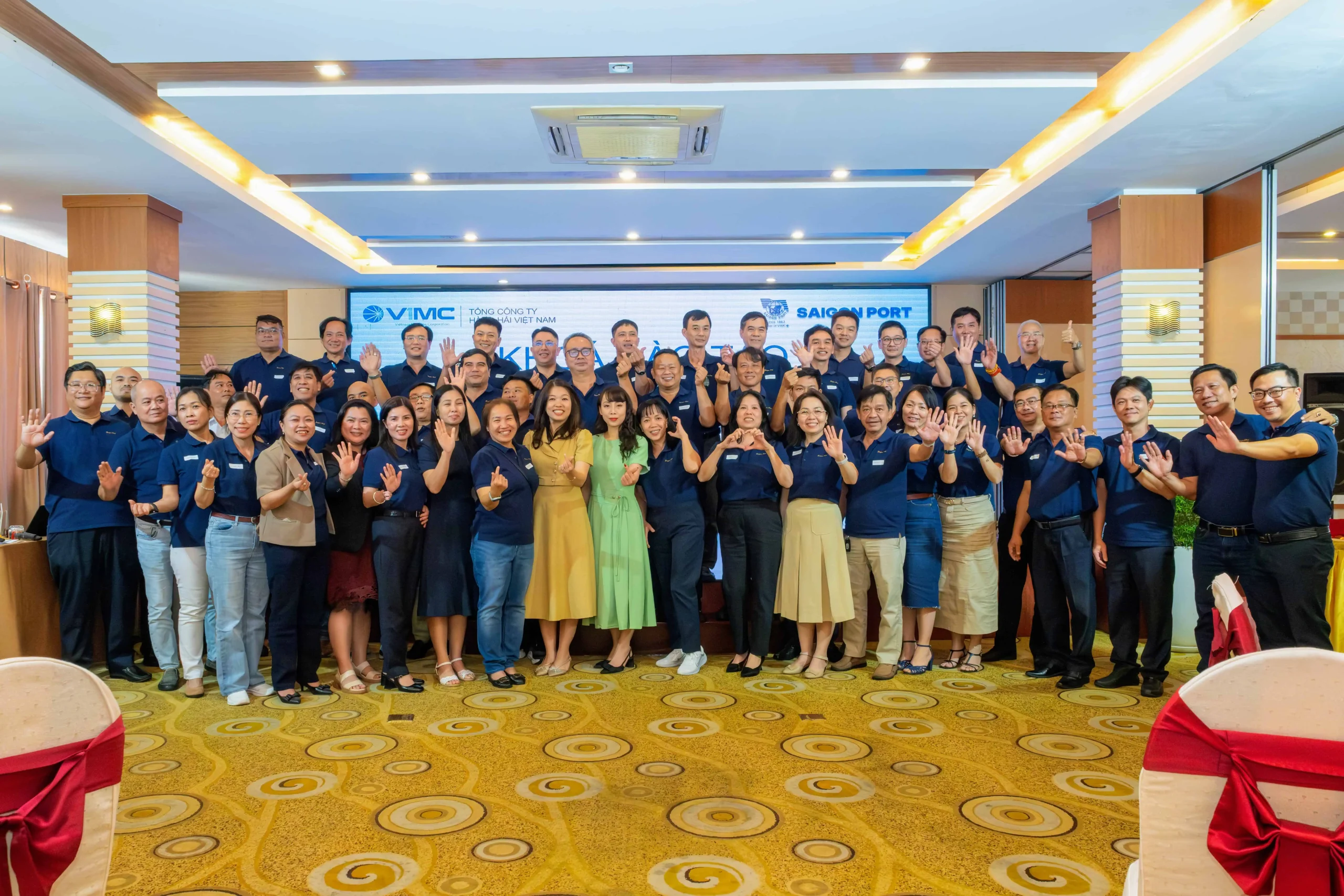 Các học viên cùng hai giảng viên chụp ảnh lưu niệm, khép lại hành trình ý nghĩa của khóa đào tạo “Lãnh đạo vượt qua chuyển biến”.