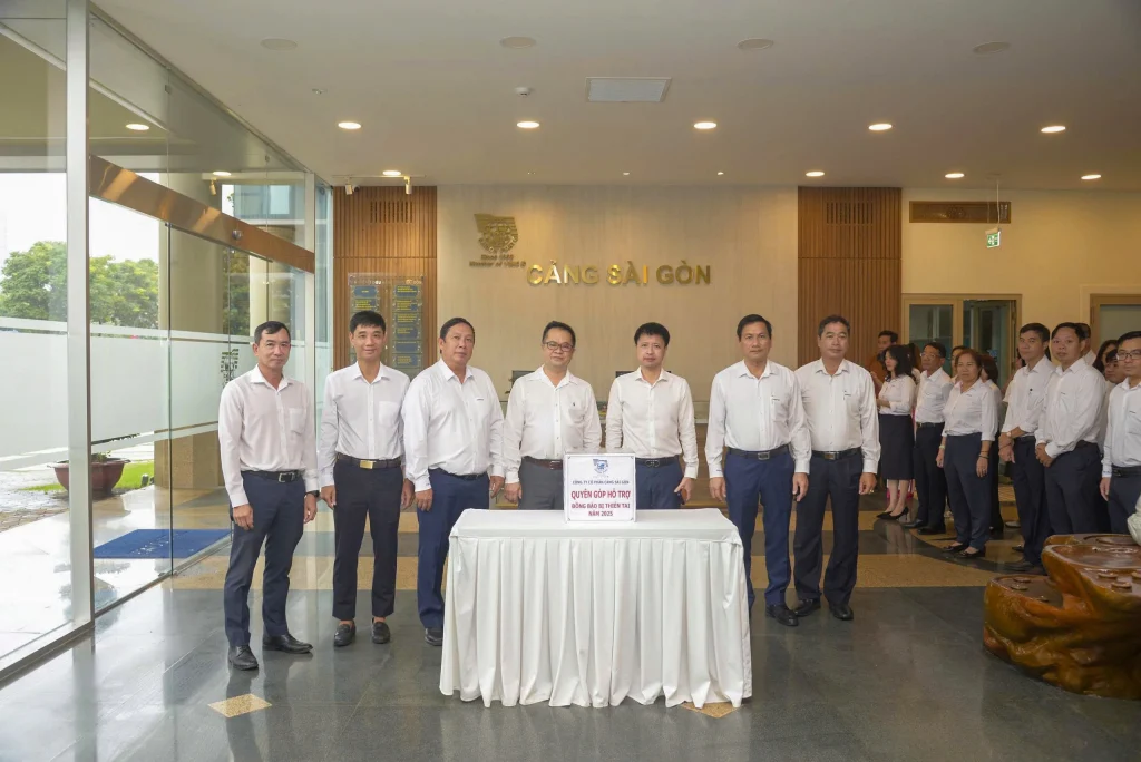 Tập thể Ban lãnh đạo Cảng Sài Gòn thể hiện tinh thần đoàn kết, trách nhiệm và nghĩa tình của doanh nghiệp đối với cộng đồng.