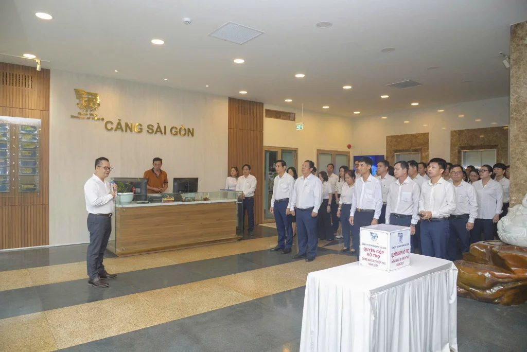 Ông Nguyễn Lê Chơn Tâm - Tổng giám đốc Cảng Sài Gòn phát động chương trình quyên góp trong buổi Lễ chào cờ sáng ngày 03/11/2025.