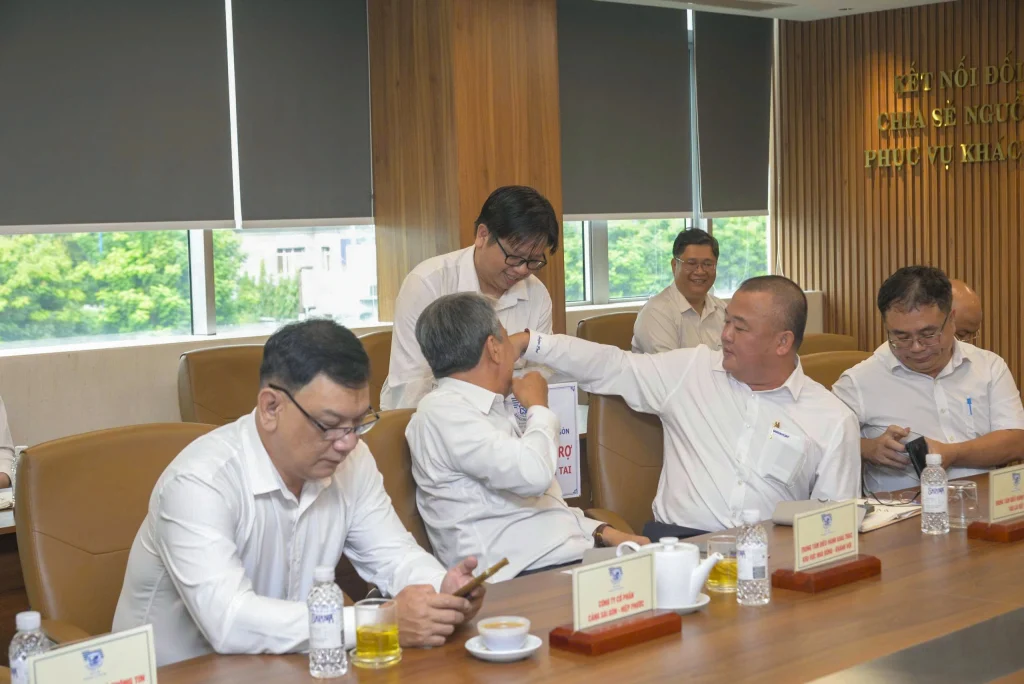 Các Giám đốc Trung tâm điều hành khai thác bày tỏ tinh thần sẻ chia và sự đồng cảm sâu sắc với người dân chịu thiệt hại do bão lũ.