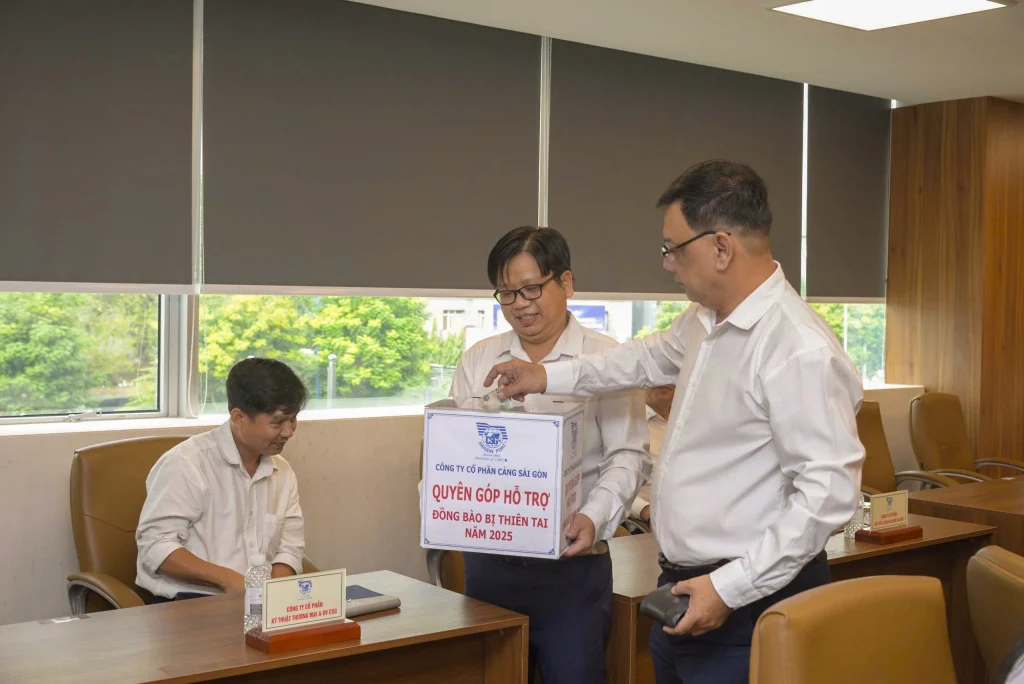 Ông Nguyễn Anh Hào - Quyền Tổng giám đốc Công ty Cổ phần Cảng Sài Gòn - Hiệp Phước cùng tham gia quyên góp, thể hiện tinh thần trách nhiệm và sự đồng hành của đơn vị thành viên cùng toàn hệ thống Cảng Sài Gòn.
