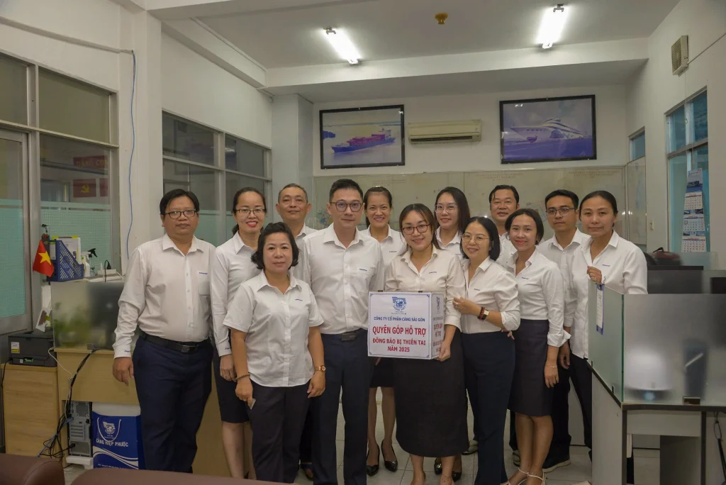 Tập thể Phòng Kinh doanh Cảng Sài Gòn hưởng ứng chương trình quyên góp ủng hộ đồng bào miền Trung bị ảnh hưởng bởi thiên tai năm 2025.