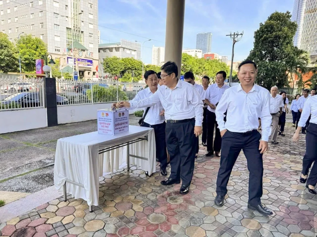 Tập thể cán bộ Cảng Sài Gòn tham gia quyên góp ủng hộ đồng bào các tỉnh miền Bắc bị thiệt hại do bão lũ ngày 06/10/2025.