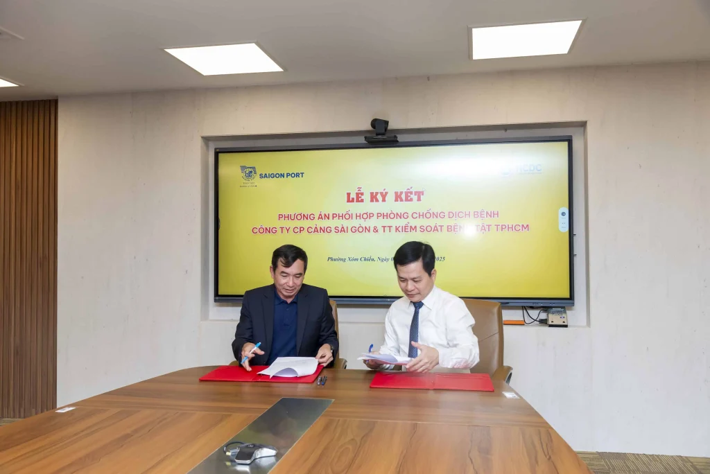 Cảng Sài Gòn và Trung tâm Kiểm soát bệnh tật TP.HCM (HCDC) ký kết phương án phối hợp: thiết lập "Lá chắn" Y tế, vững vàng chuỗi cung ứng 3 DSC7538