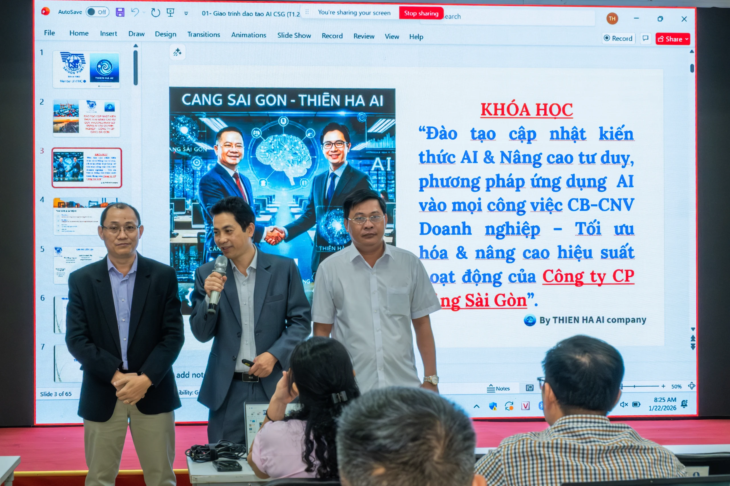 Giảng viên Hà Thanh Thiên (giữa) và Giảng viên Phạm Phú Lâm (bìa trái) cùng đội ngũ thuộc Công ty TNHH Tư vấn, Đào tạo, Công nghệ Thiên Hà AI giới thiệu nội dung khóa học đến các học viên Cảng Sài Gòn.Ảnh: NHD