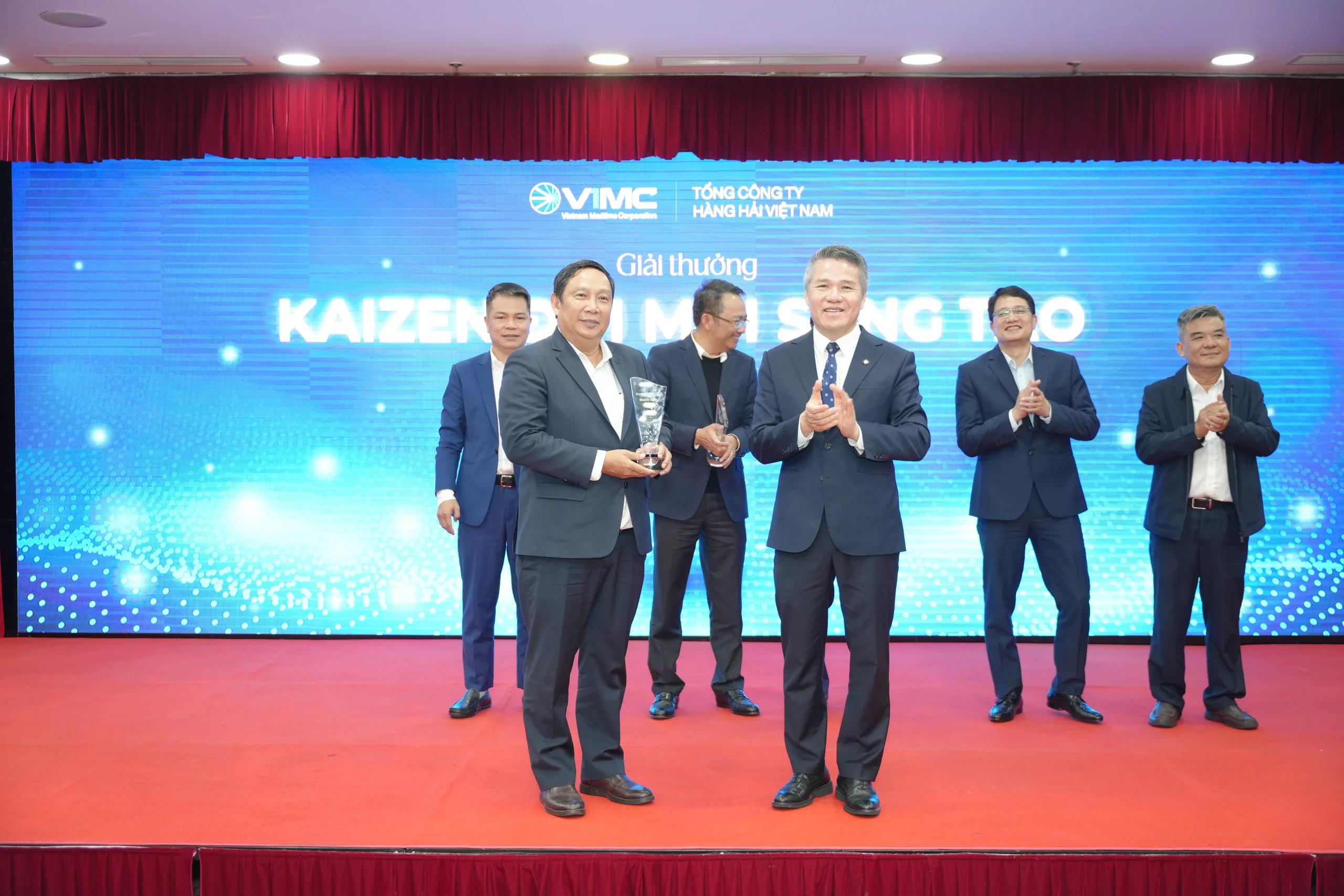 Ông Huỳnh Văn Cường (trái) - Chủ tịch Hội đồng quản trị, đại diện Cảng Sài Gòn nhận giải sáng kiến Kaizen tại VIMC Awards 2025.Nguồn ảnh: VIMC
