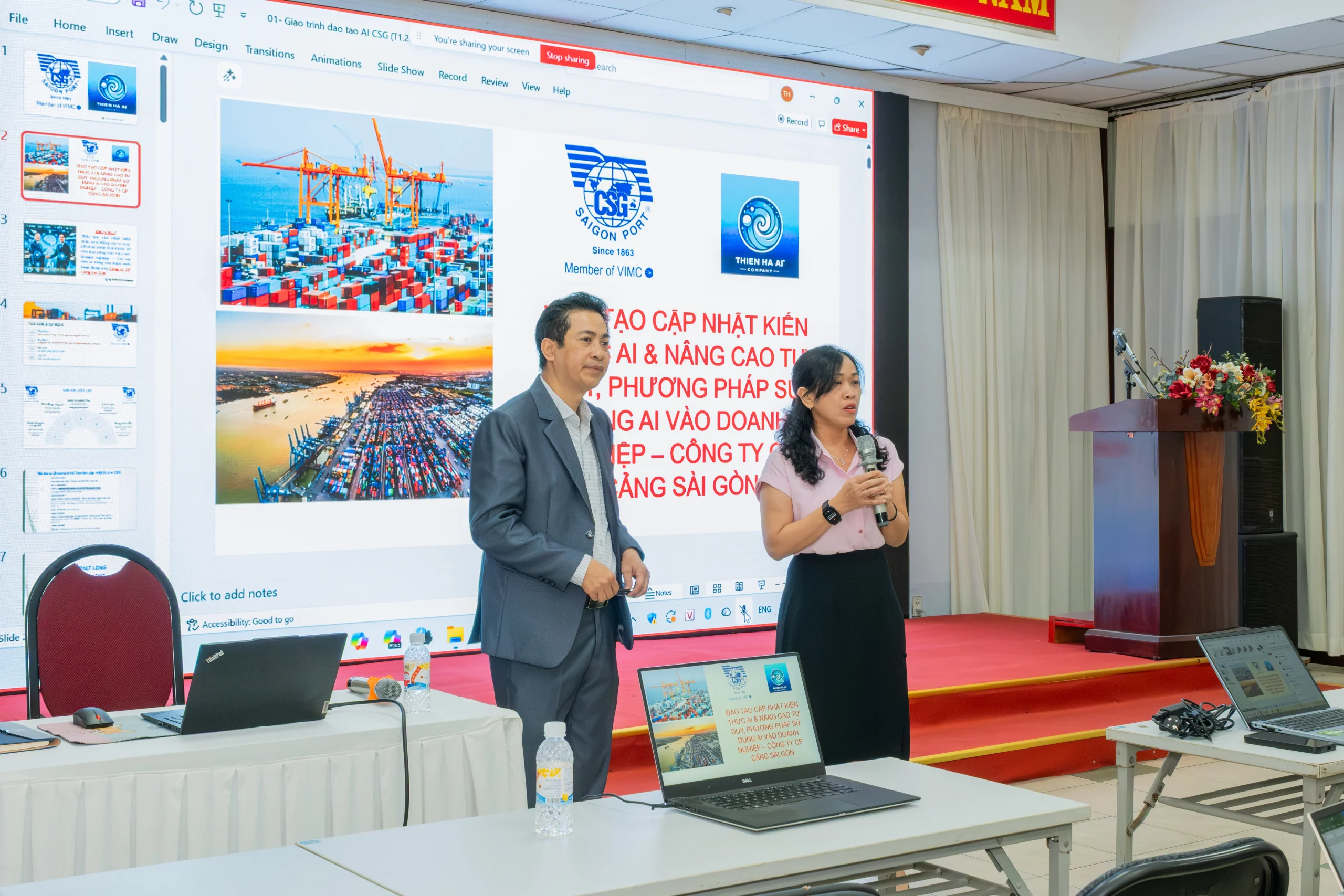 Bà Nguyễn Ngọc Loan Ánh Tuyết - Trưởng phòng Phòng Công nghệ thông tin Cảng Sài Gòn phát biểu tại chương trình đào tạo Cập nhật và Đột phá Công nghệ AI năm 2026.Ảnh: NHD