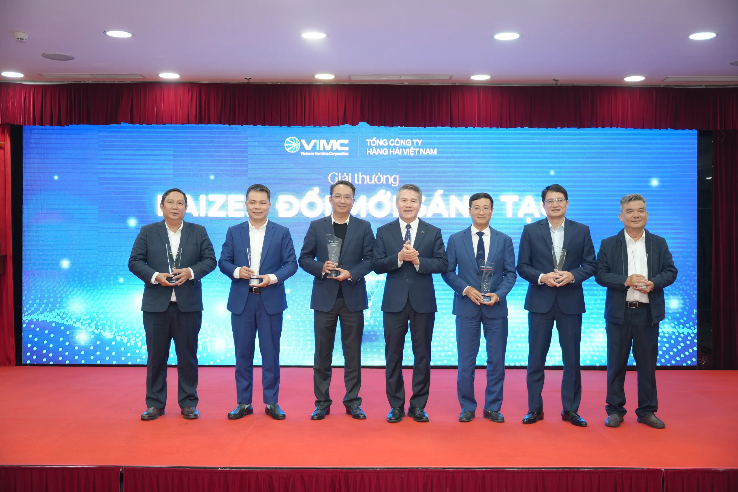 Ông Huỳnh Văn Cường (bìa trái) cùng đại diện các đơn vị được trao giải “Kaizen Đổi mới sáng tạo”.Nguồn ảnh: VIMC