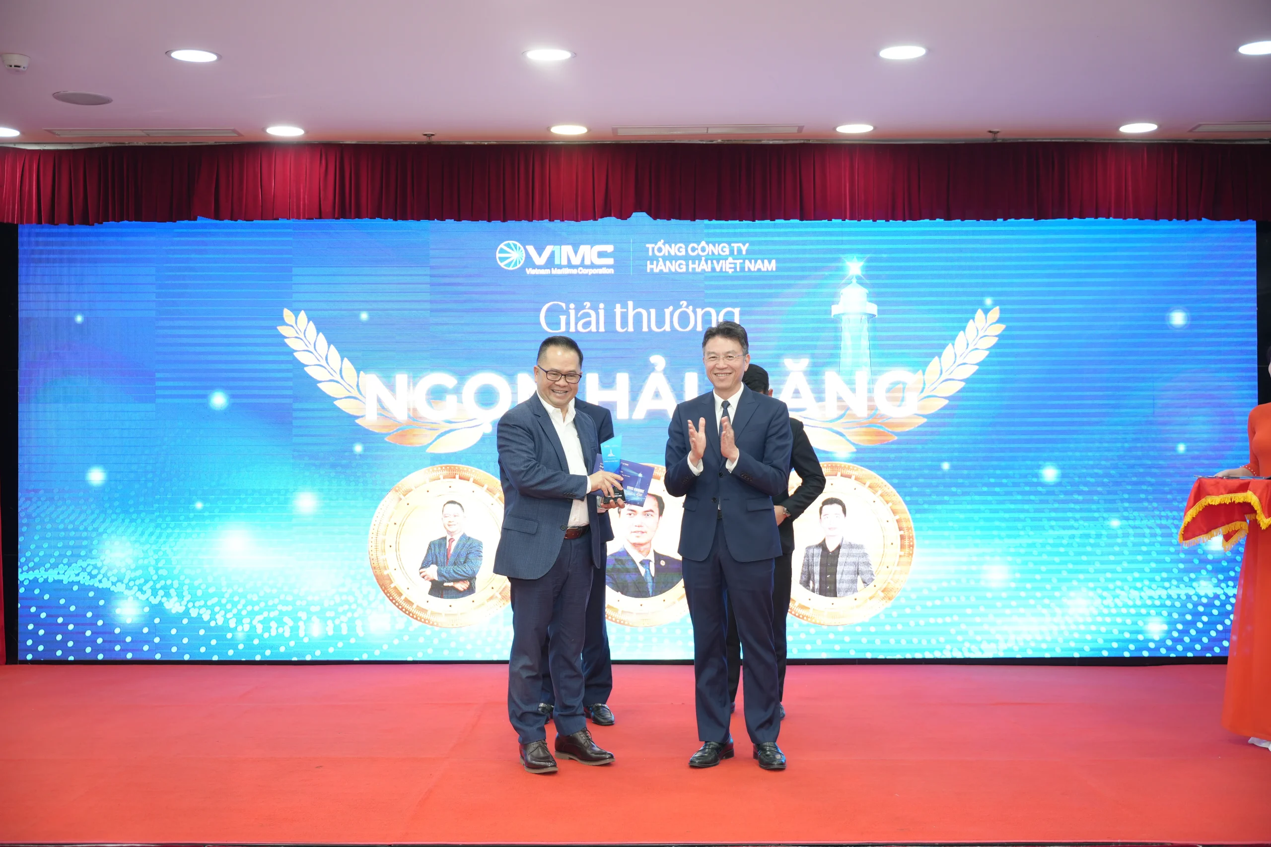 Ông Nguyễn Lê Chơn Tâm - Tổng giám đốc Cảng Sài Gòn, nhận giải thưởng “Ngọn hải đăng VIMC”, ghi nhận những đóng góp nổi bật trong năm 2025.Nguồn ảnh: VIMC