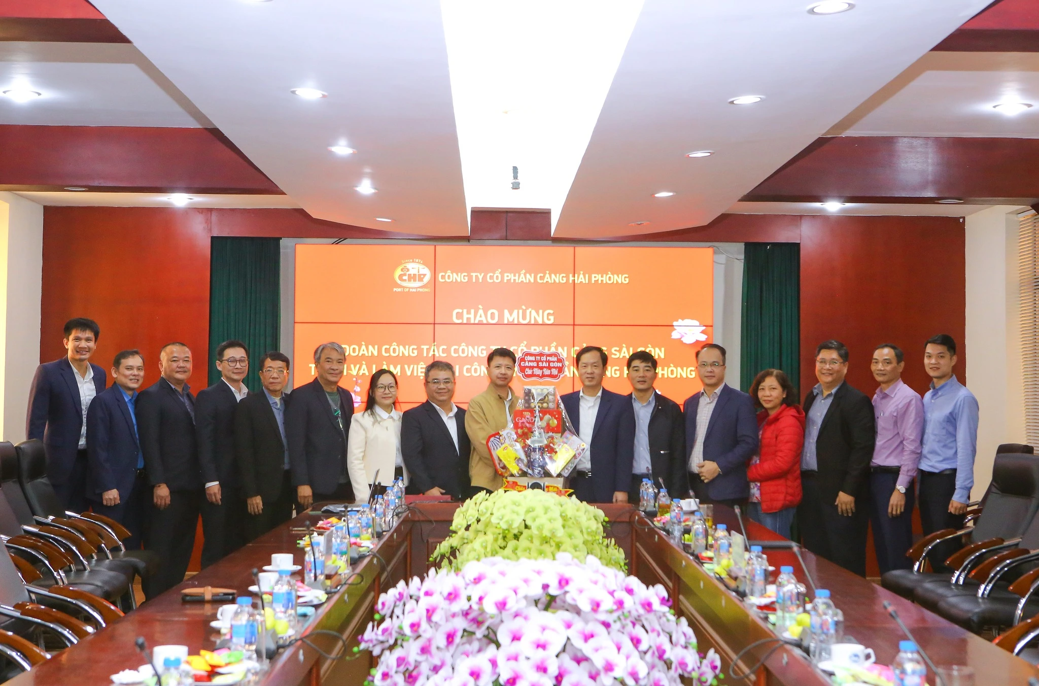 Đại diện Cảng Hải Phòng chào mừng Đoàn công tác Cảng Sài Gòn ghé thăm và làm việc tại đơn vị vào sáng ngày 27/01.Nguồn ảnh: Cảng Hải Phòng