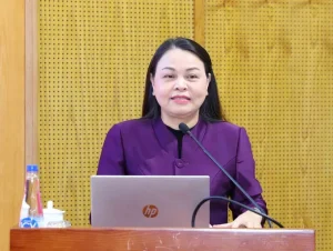 Đồng chí Nguyễn Thị Thu Hà trình bày thông tin chuyên đề tại hội nghị. Ảnh: HP