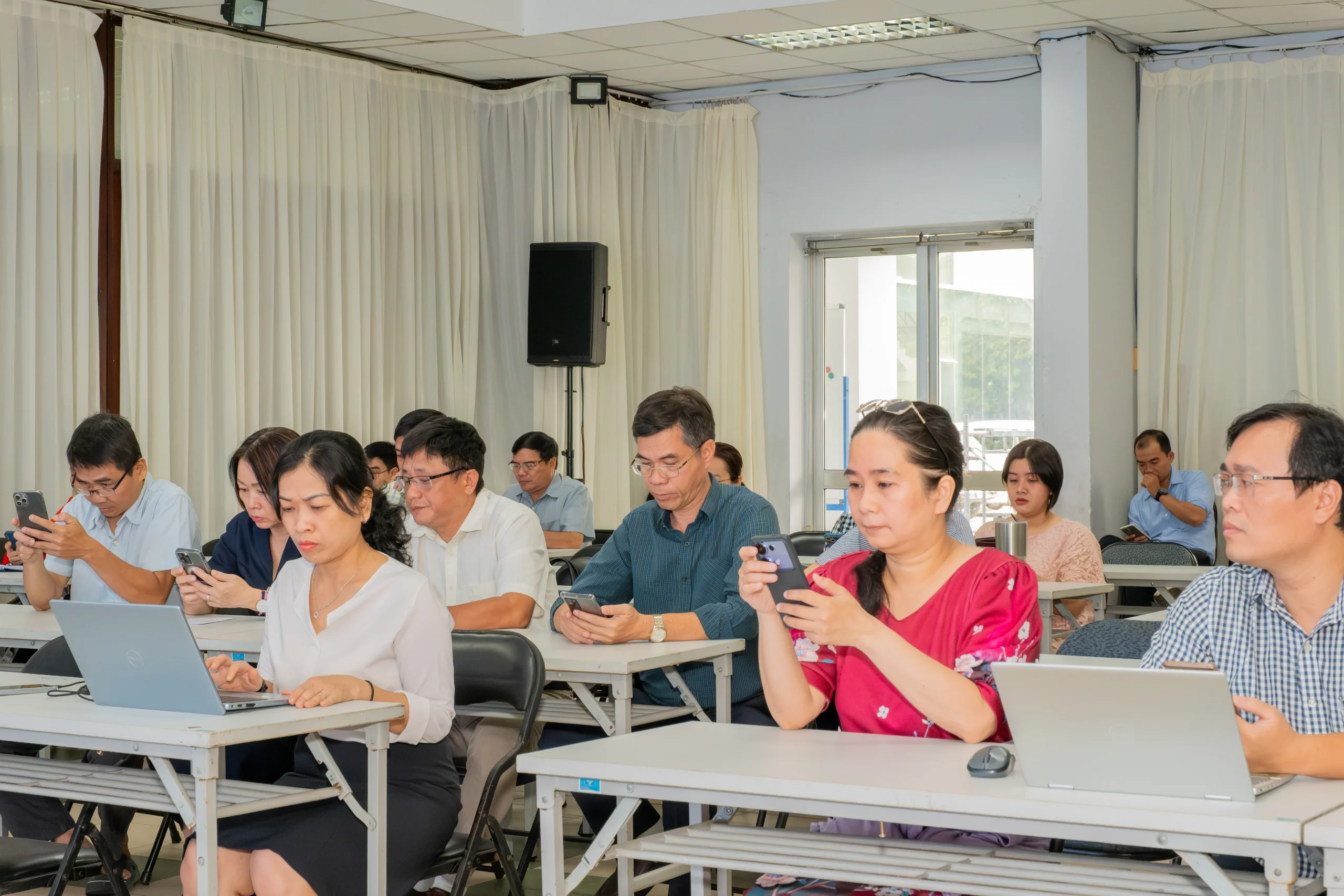 CBCNV Cảng Sài Gòn thực hành cài đặt và đăng nhập vào ứng dụng HR Humax trên thiết bị cá nhân.