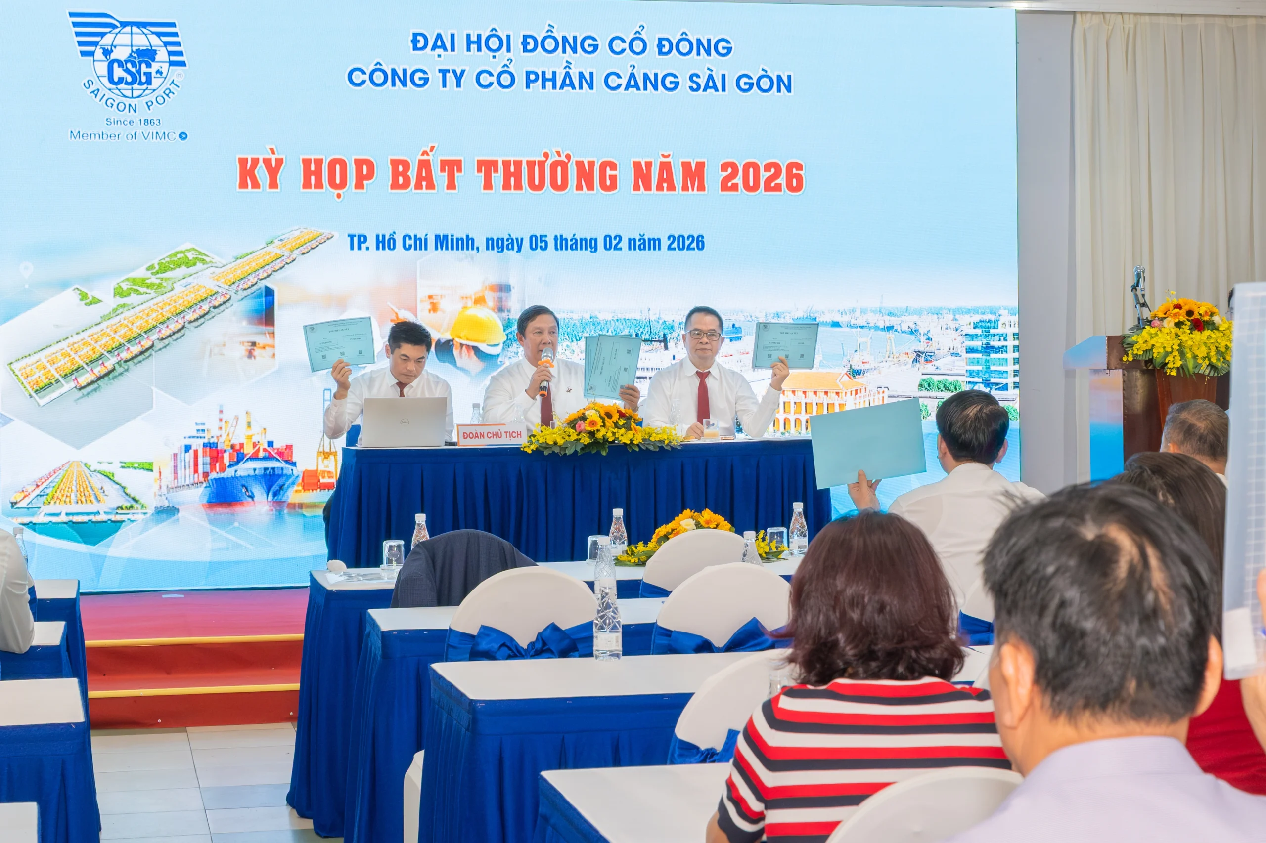Các cổ đông tham dự Đại hội và Đoàn Chủ tịch tiến hành thủ tục biểu quyết thông qua chương trình kỳ họp theo quy định.