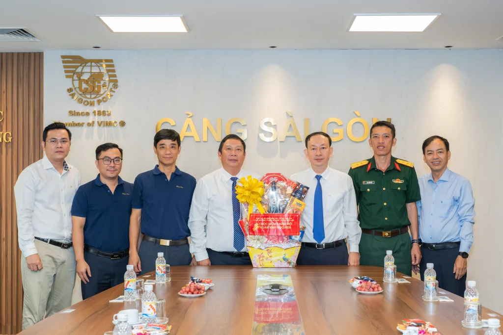 Ban lãnh đạo Cảng Sài Gòn đón tiếp đoàn đại biểu phường Xóm Chiếu đến thăm và chúc Tết.