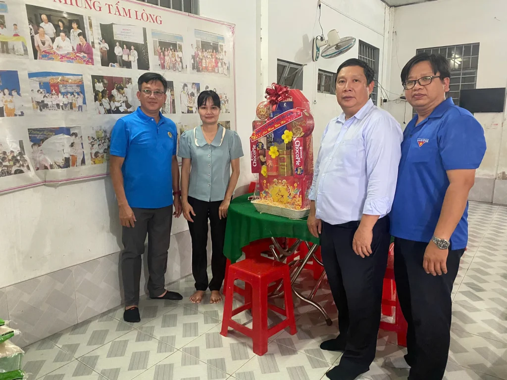 Ông Huỳnh Văn Cường (thứ hai, từ phải sang) - Bí thư Đảng ủy, Chủ tịch Hội đồng quản trị cùng đoàn công tác Cảng Sài Gòn trao tặng quà Tết tại Hội nạn nhân chất độc da cam/dioxin - Bảo trợ người khuyết tật và Bảo vệ quyền trẻ em tỉnh Vĩnh Long.