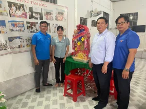 Ông Huỳnh Văn Cường (thứ hai, từ phải sang) - Bí thư Đảng ủy, Chủ tịch Hội đồng quản trị cùng đoàn công tác Cảng Sài Gòn trao tặng quà Tết tại Hội nạn nhân chất độc da cam/dioxin - Bảo trợ người khuyết tật và Bảo vệ quyền trẻ em tỉnh Vĩnh Long.