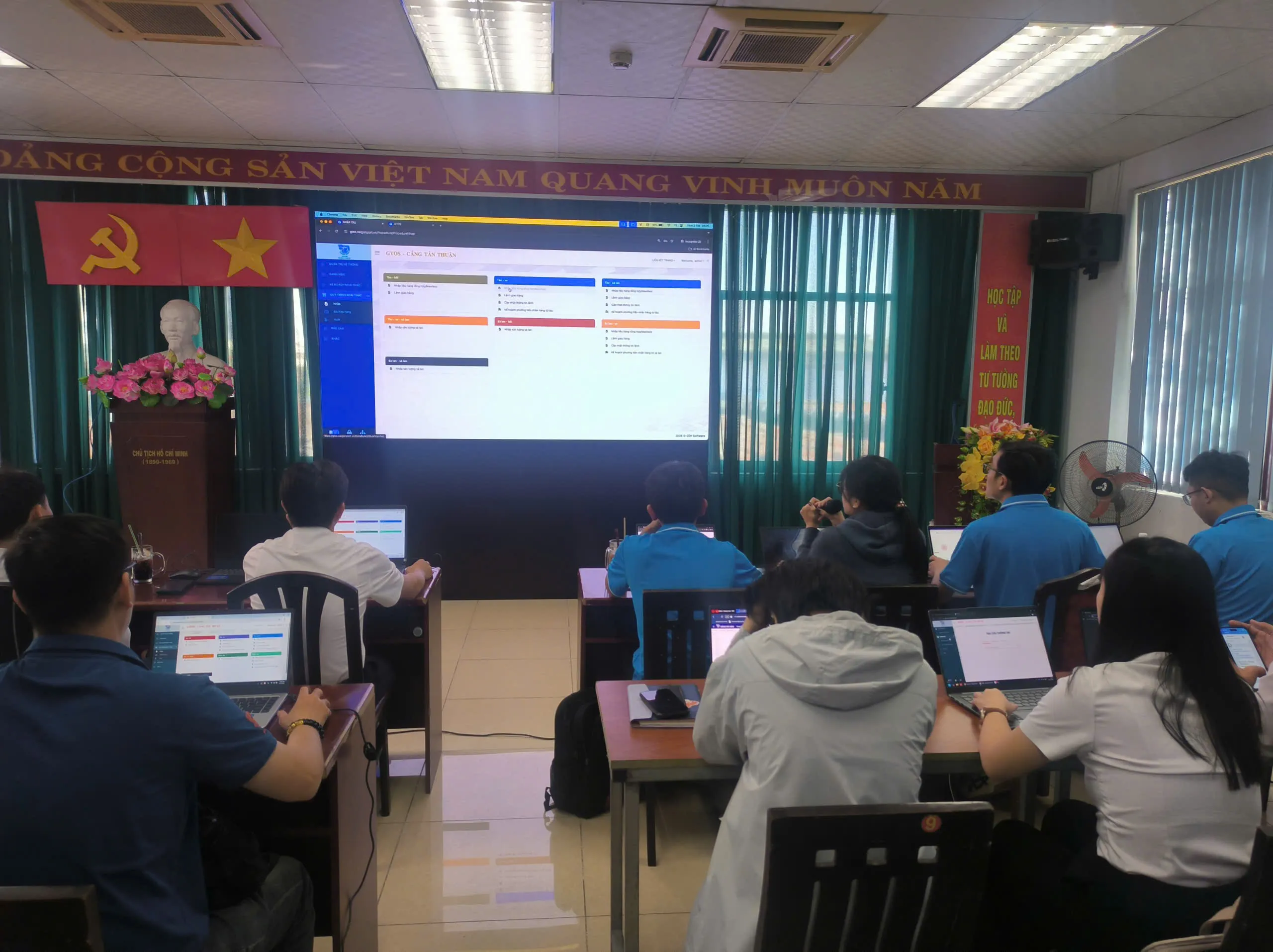 Đội ngũ triển khai phần mềm CEH hướng dẫn các cán bộ Trung tâm điều hành khai thác khu vực Tân Thuận thực hành các thao tác trên hệ thống GTOS.