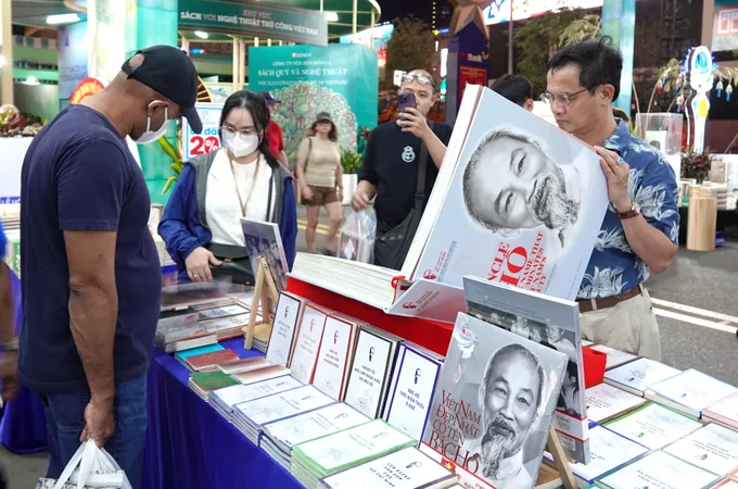 Lễ hội Đường sách Tết Bính Ngọ 2026 đạt doanh thu gần 8,2 tỷ đồng 1 Lễ hội Đường sách Tết Bính Ngọ 2026 thu hút hơn 1 triệu lượt khách tham quan, mua sắm. Ảnh: THÚY BÌNH