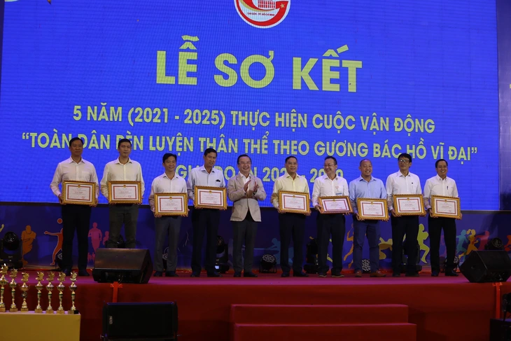 TP.HCM sơ kết Cuộc vận động 'Toàn dân rèn luyện thân thể theo gương Bác Hồ vĩ đại' 2 Cá nhân, tổ chức có đóng góp tích cực cho cuộc vận động nhận bằng khen tại lễ sơ kết - Ảnh: ĐỨC KHUÊ