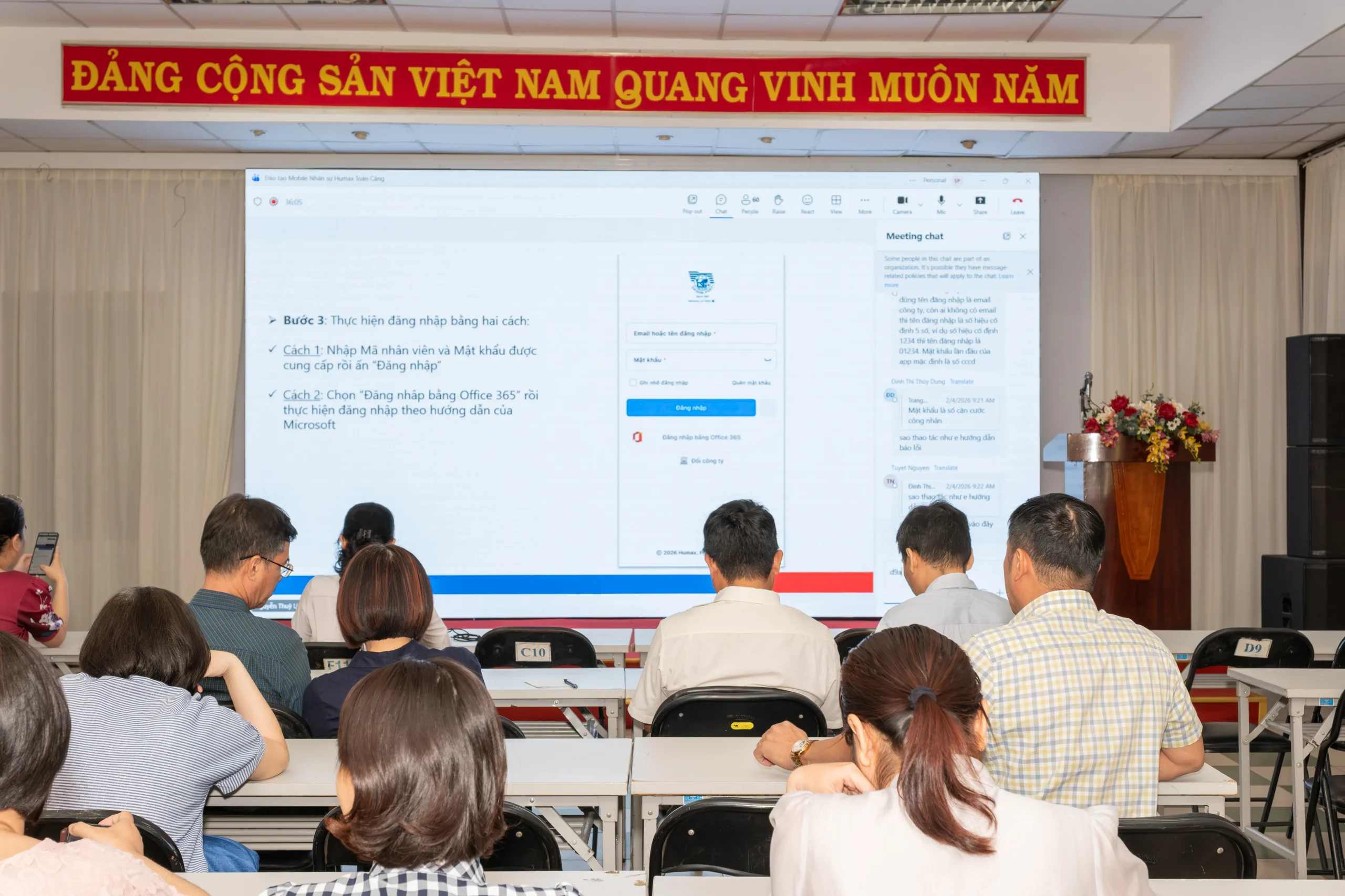 Đội ngũ triển khai phần mềm trình bày trực quan trên màn hình lớn, giúp CBCNV dễ dàng theo dõi và thao tác thực tế.