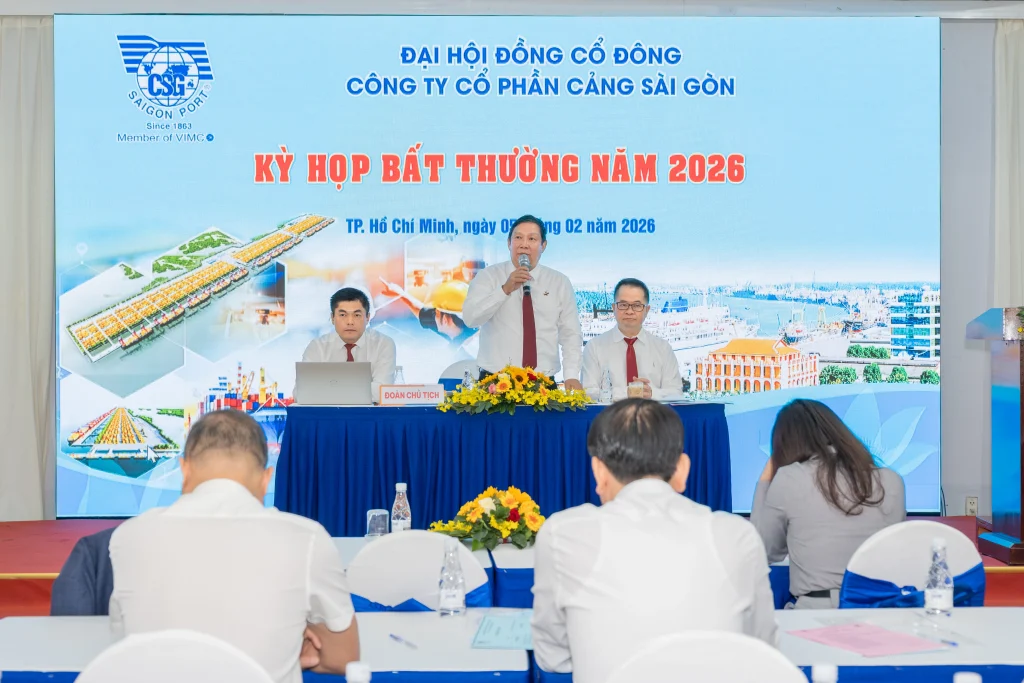 Ông Huỳnh Văn Cường (giữa) - Chủ tịch Hội đồng quản trị Cảng Sài Gòn trình bày các thông tin liên quan đến Dự án Cảng trung chuyển quốc tế Cần Giờ.