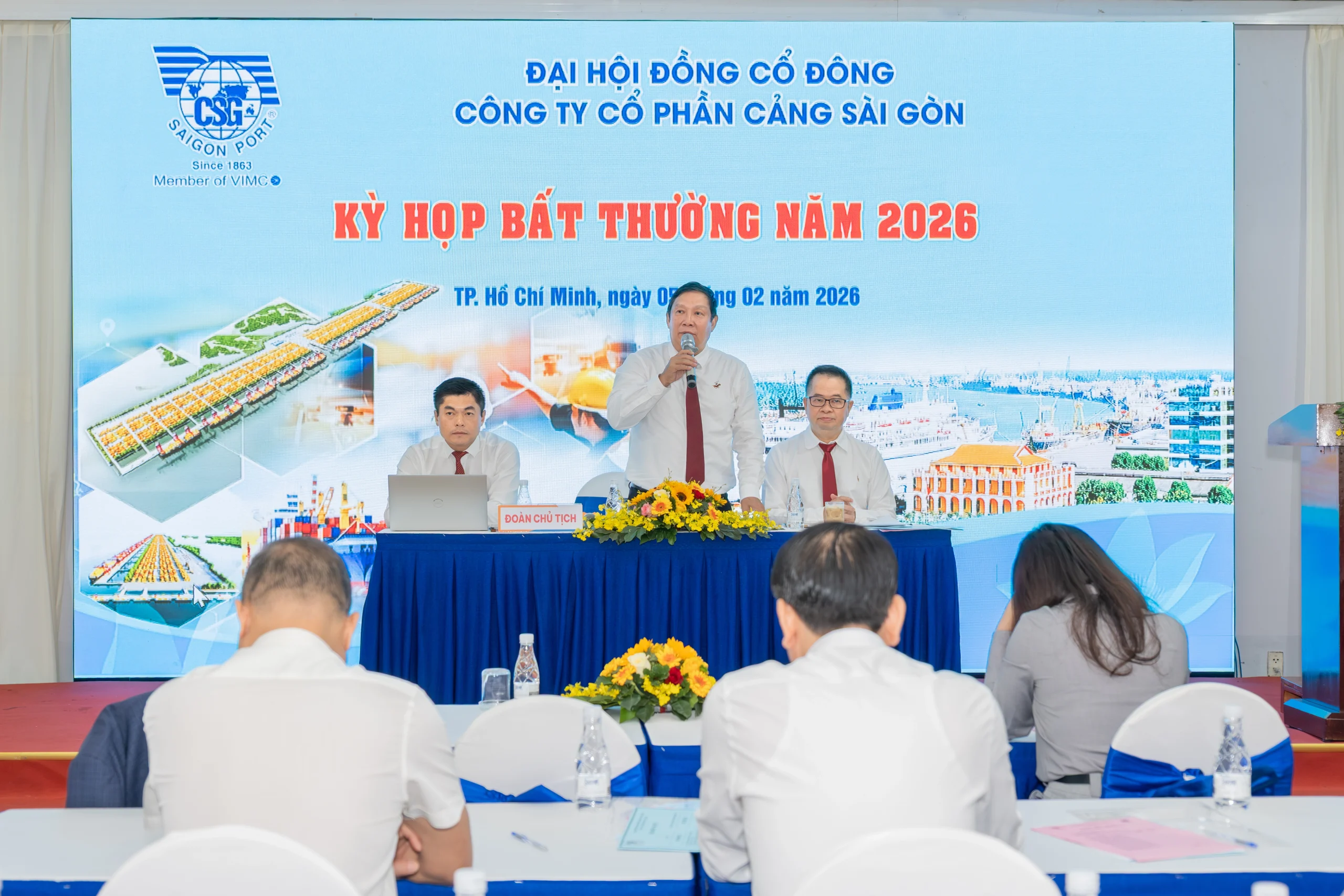 Ông Huỳnh Văn Cường (giữa) - Chủ tịch Hội đồng quản trị Cảng Sài Gòn trình bày các thông tin liên quan đến Dự án Cảng trung chuyển quốc tế Cần Giờ.