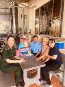 Cảng Sài Gòn chung tay mang Tết ấm đến vùng biên giới biển 2 Đoàn Cảng Sài Gòn phối hợp cùng lực lượng Biên phòng thăm hỏi và trao quà Tết cho các hộ chính sách. Ảnh: Lê Minh Truyền - Phòng CNTT