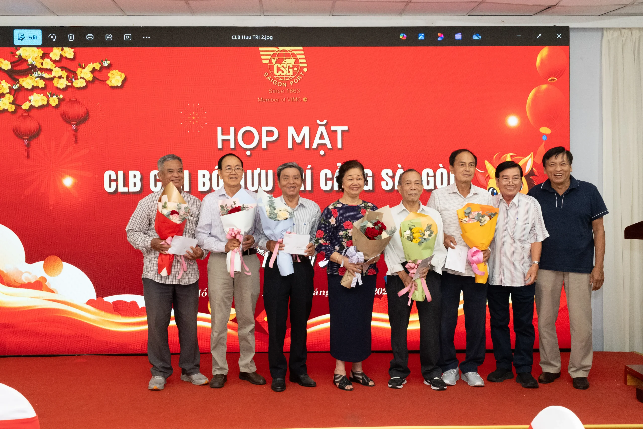 Ông Võ Hoàng Giang (bìa phải) - Nguyên Bí thư Đảng ủy, Tổng giám đốc Cảng Sài Gòn mừng thọ các thế hệ nguyên lãnh đạo Cảng Sài Gòn.