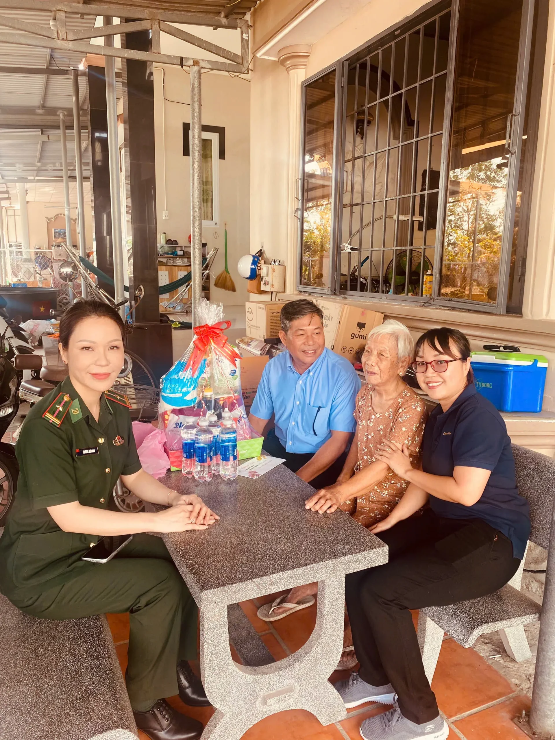 Đoàn Cảng Sài Gòn phối hợp cùng lực lượng Biên phòng thăm hỏi và trao quà Tết cho các hộ chính sách.Ảnh: Lê Minh Truyền - Phòng CNTT