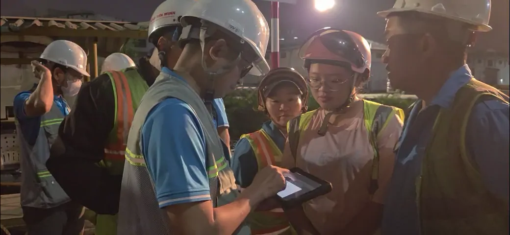 Đội ngũ triển khai CEH và tổ công tác dự án GTOS tại Tân Thuận tích cực theo dõi và phối hợp thao tác vận hành GTOS trên thiết bị di động.