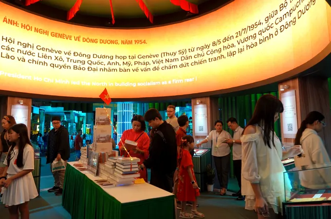 Lễ hội Đường sách Tết Bính Ngọ 2026 đạt doanh thu gần 8,2 tỷ đồng 2 Không gian Văn hóa Hồ Chí Minh được sắp đặt theo ngôn ngữ nghệ thuật