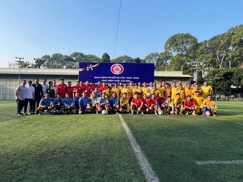 Thể thao TP.HCM ghi dấu ấn sau 5 năm thực hiện Cuộc vận động "Toàn dân rèn luyện thân thể theo gương Bác Hồ vĩ đại" 3 Bóng đá vẫn là môn thể thao được nhiều người dân ưa thích. Ảnh: AP