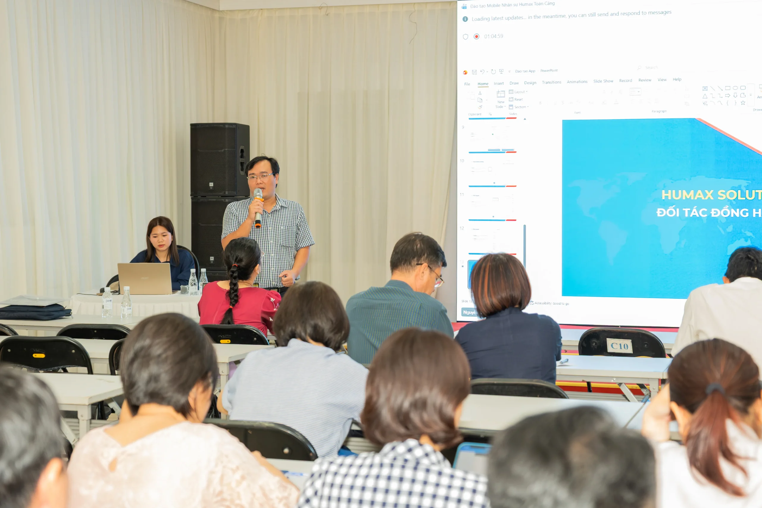 Ông Phạm Thanh Sơn - Phó Phòng Nhân sự Cảng Sài Gòn đồng hành cùng đội triển khai phần mềm, hỗ trợ CBCNV thao tác trực tiếp trên hệ thống.